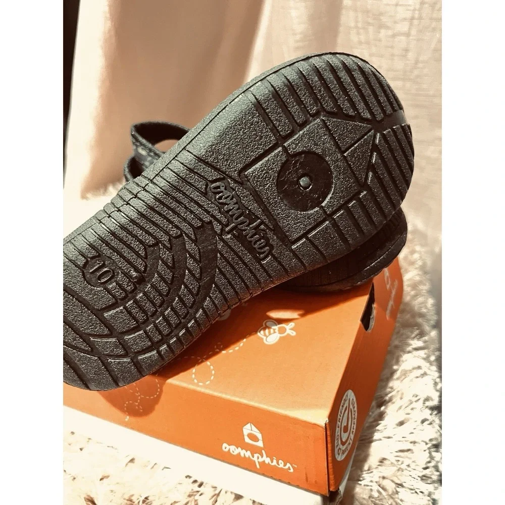 NIB OOMPHIES Boys Splash Dinosaur Water Shoes – Black Dino Print – Size 5C